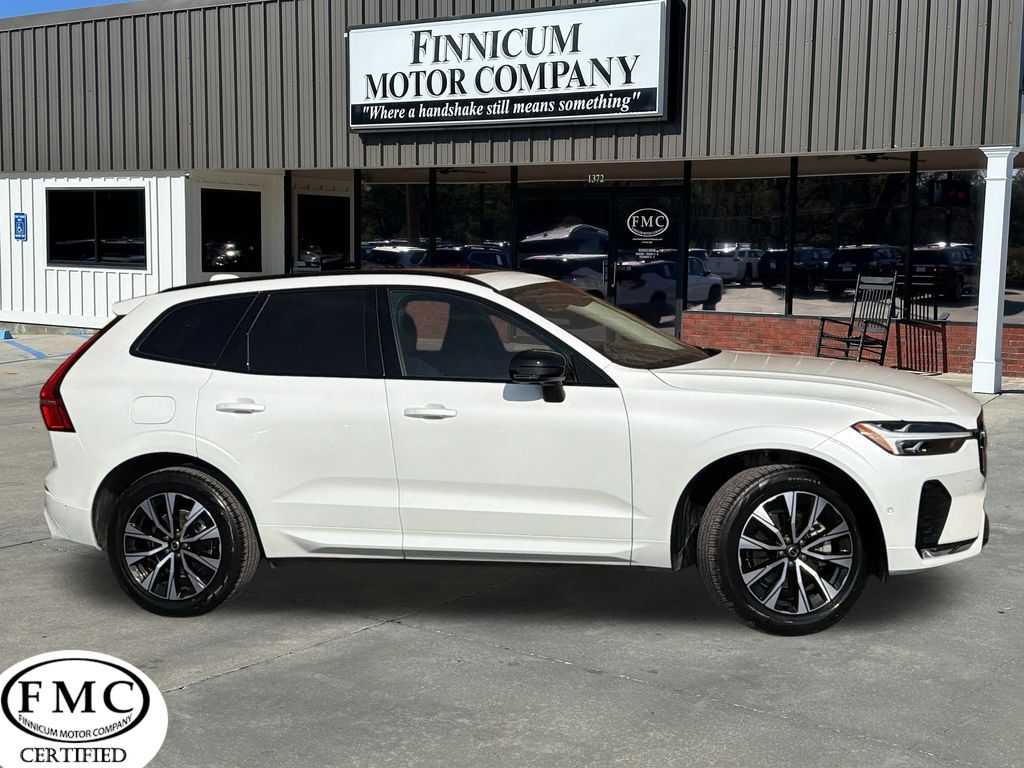 2025 Volvo XC60 Plus's photo