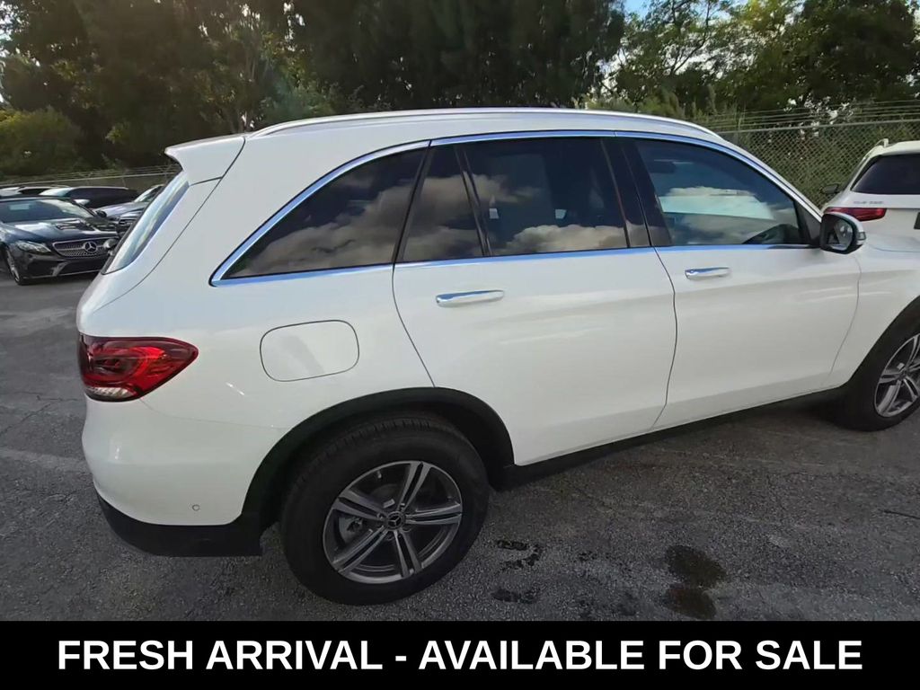 2022 Mercedes Benz GLC 300 photo 2