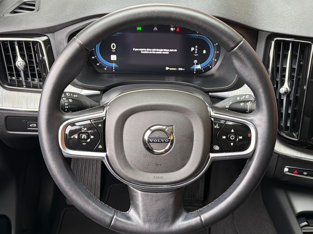 2025 Volvo XC60 B5 Plus photo 3