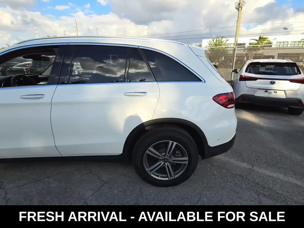 2022 Mercedes Benz GLC 300 photo 3