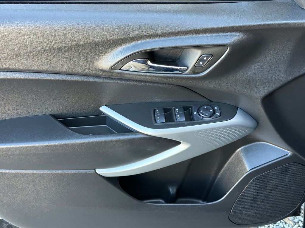 2025 Chevrolet Trax photo 2