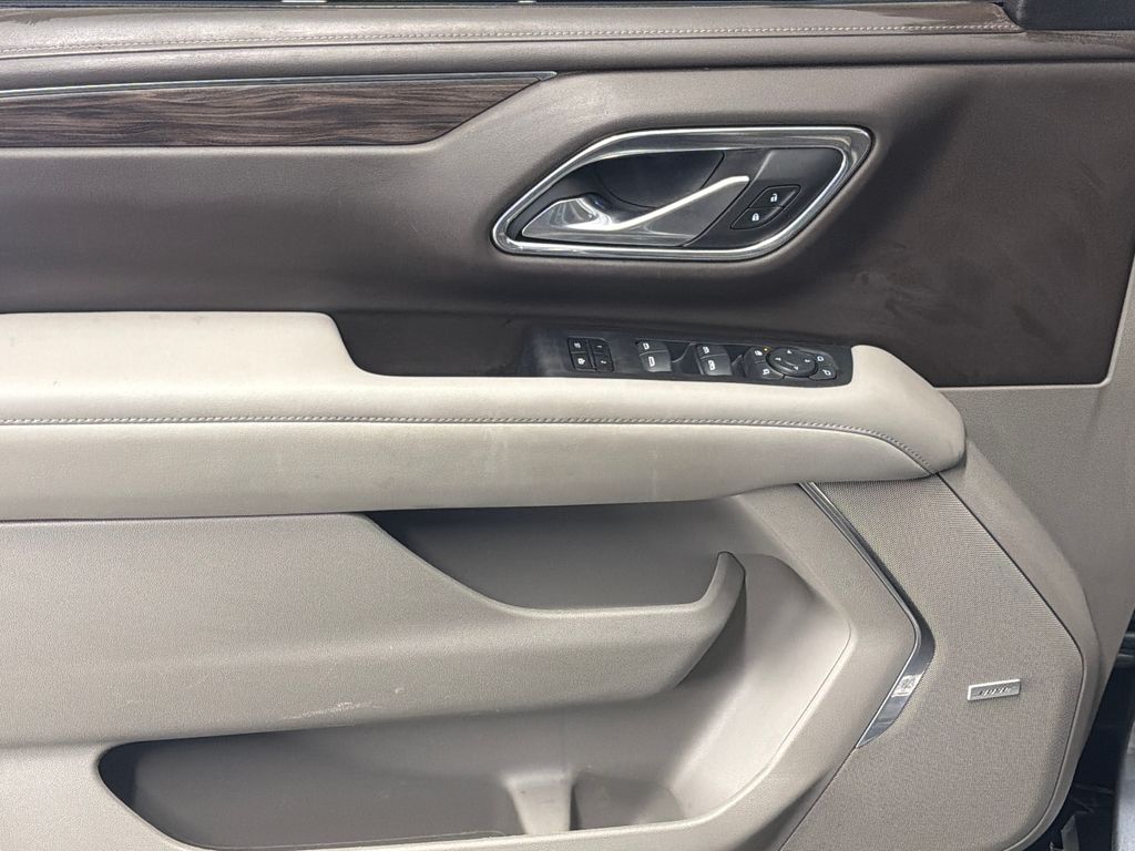 2022 Chevrolet Suburban LT photo 3