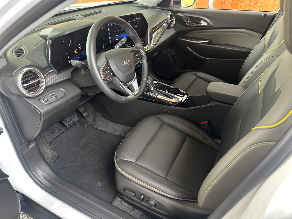 2025 Chevrolet Trax ACTIV photo 2