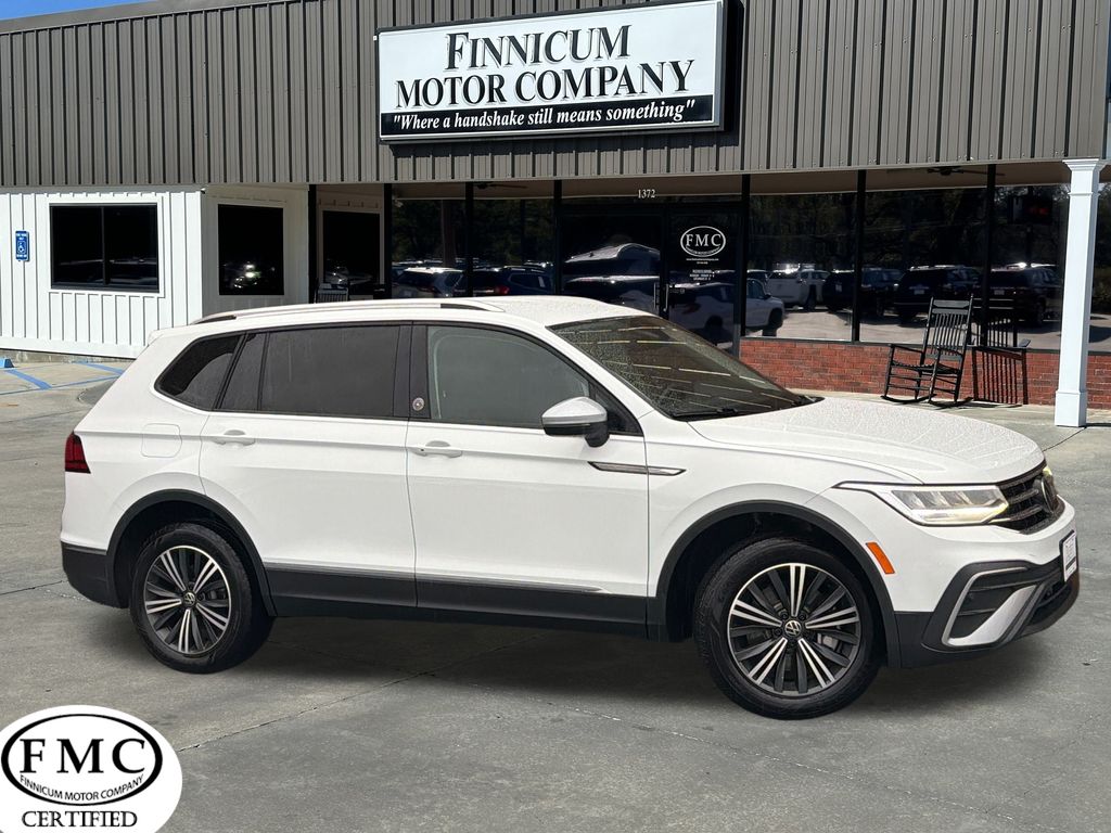 2024 Volkswagen Tiguan SE's photo