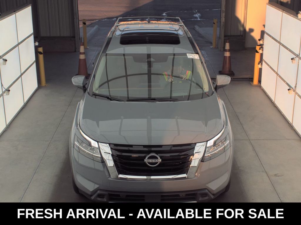2024 Nissan Pathfinder Platinum photo 2