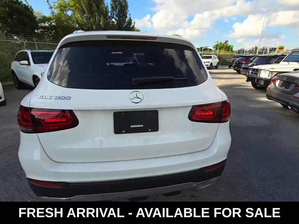 2022 Mercedes Benz GLC 300 photo 4