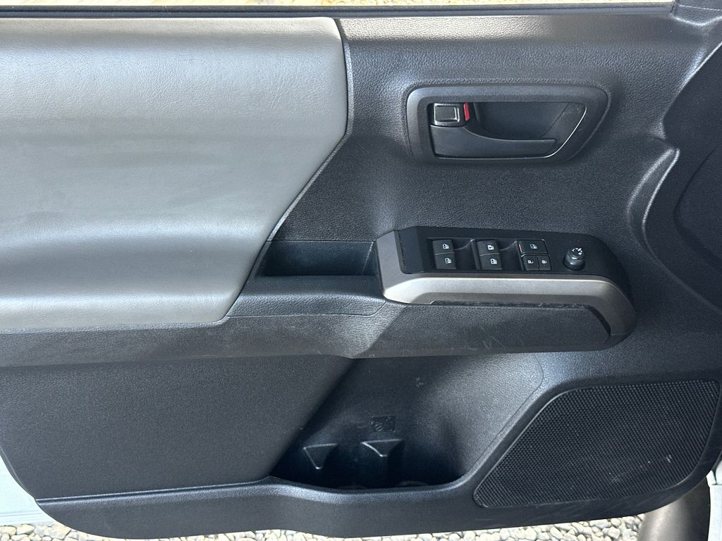 2021 Toyota Tacoma SR5 photo 3