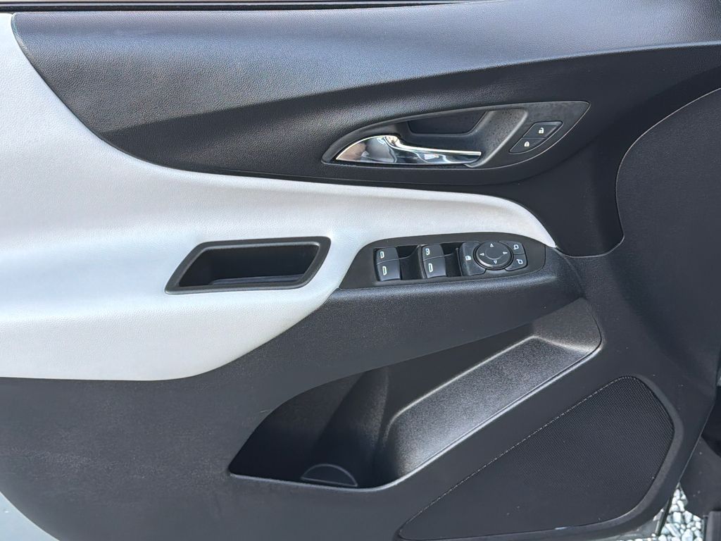 2024 Chevrolet Equinox LT photo 3