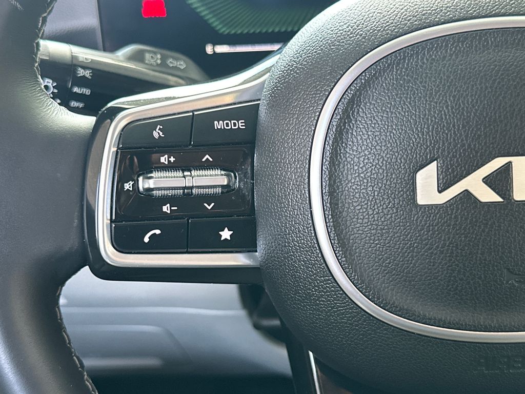 2025 Kia Sorento S photo 3