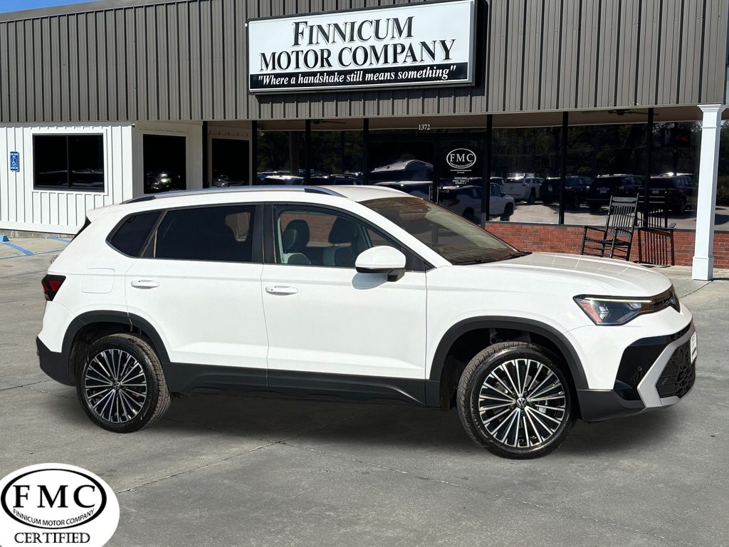 2025 Volkswagen Taos SE's photo