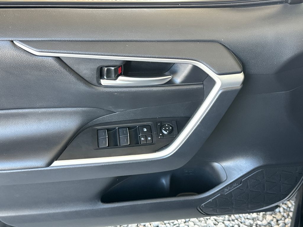2024 Toyota RAV4 XLE photo 2