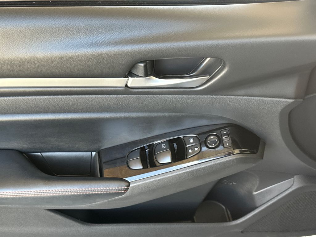 2024 Nissan Altima 2.5 SR photo 3