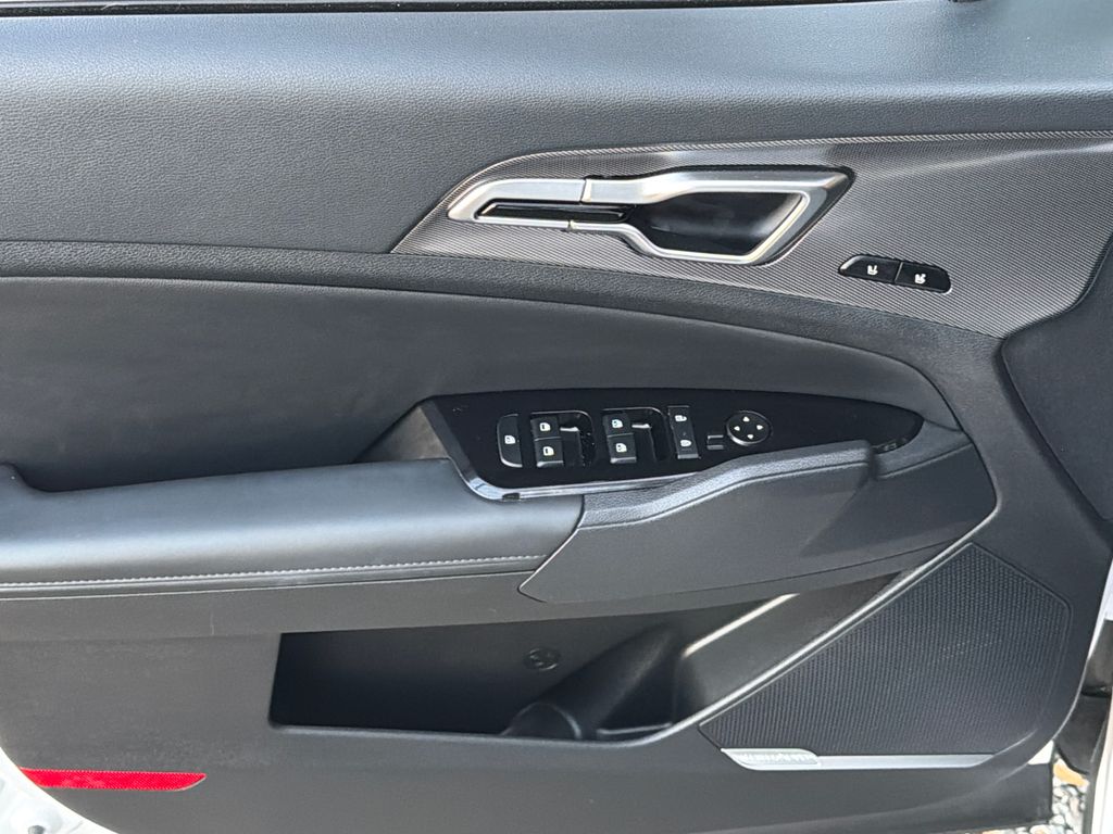 2025 Kia Sportage SX photo 2