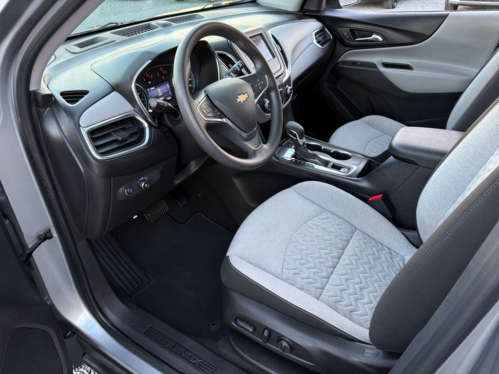 2024 Chevrolet Equinox LT photo 2