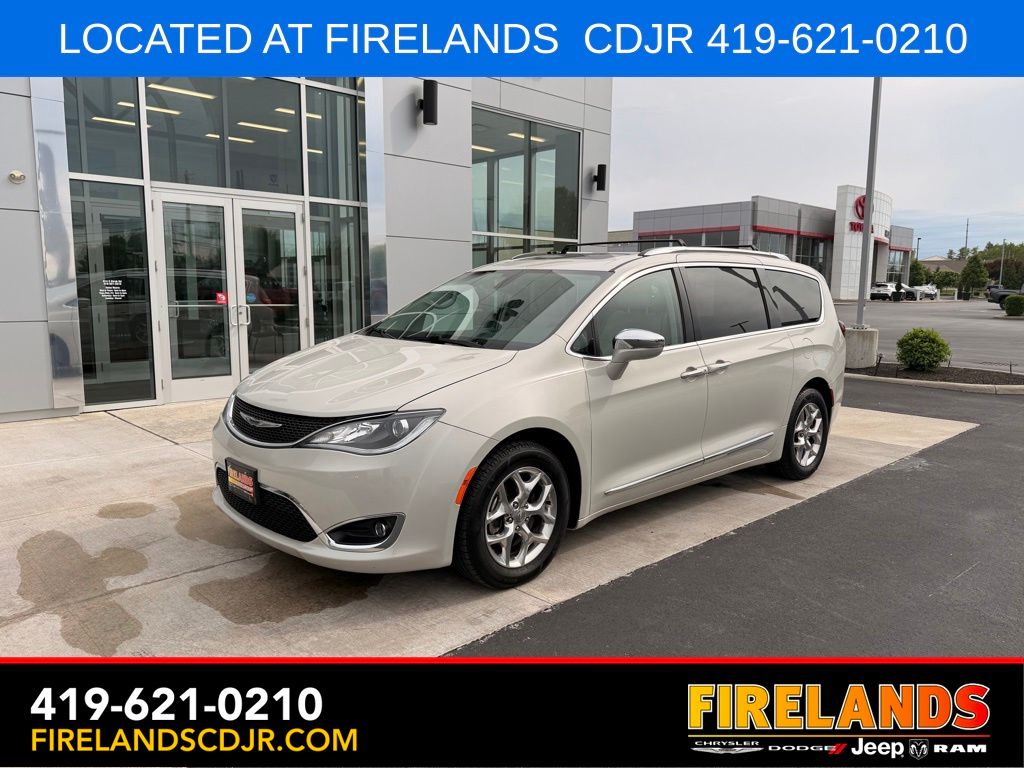 2019 Chrysler Pacifica Limited's photo