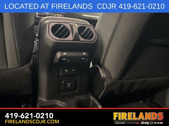 2025 Jeep Wrangler 4-Door Sahara - Photo 13