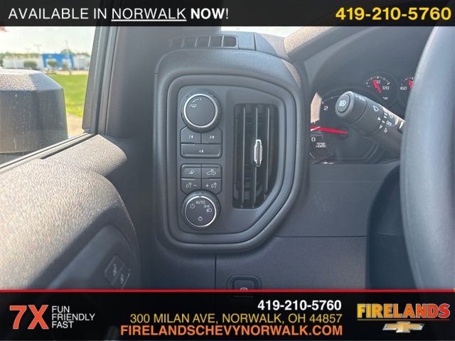 2025 Chevrolet Silverado 2500HD Custom photo 2