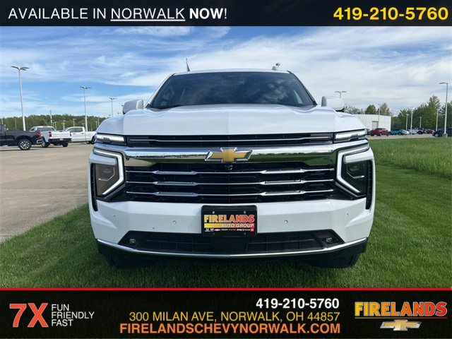2025 Chevrolet Suburban LT photo 2