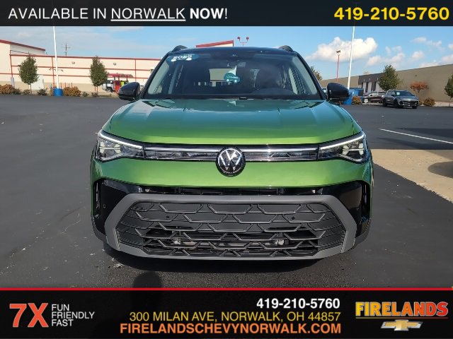 2025 Volkswagen Taos SE photo 2