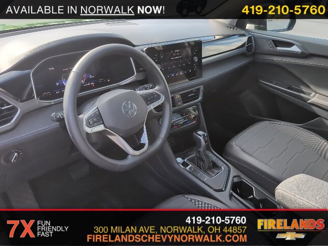 2025 Volkswagen Taos SE photo 3