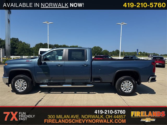 2025 Chevrolet Silverado 3500HD LT photo 2