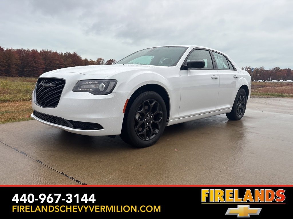 2022 Chrysler 300 Touring's photo