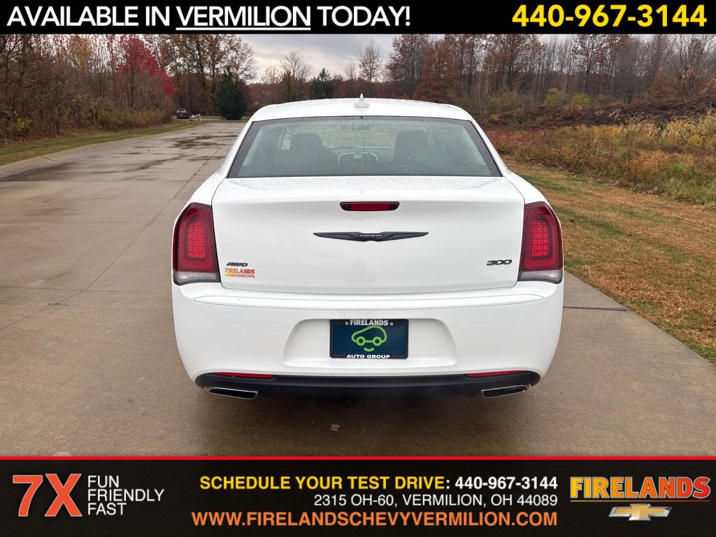 2022 Chrysler 300 Touring photo 4