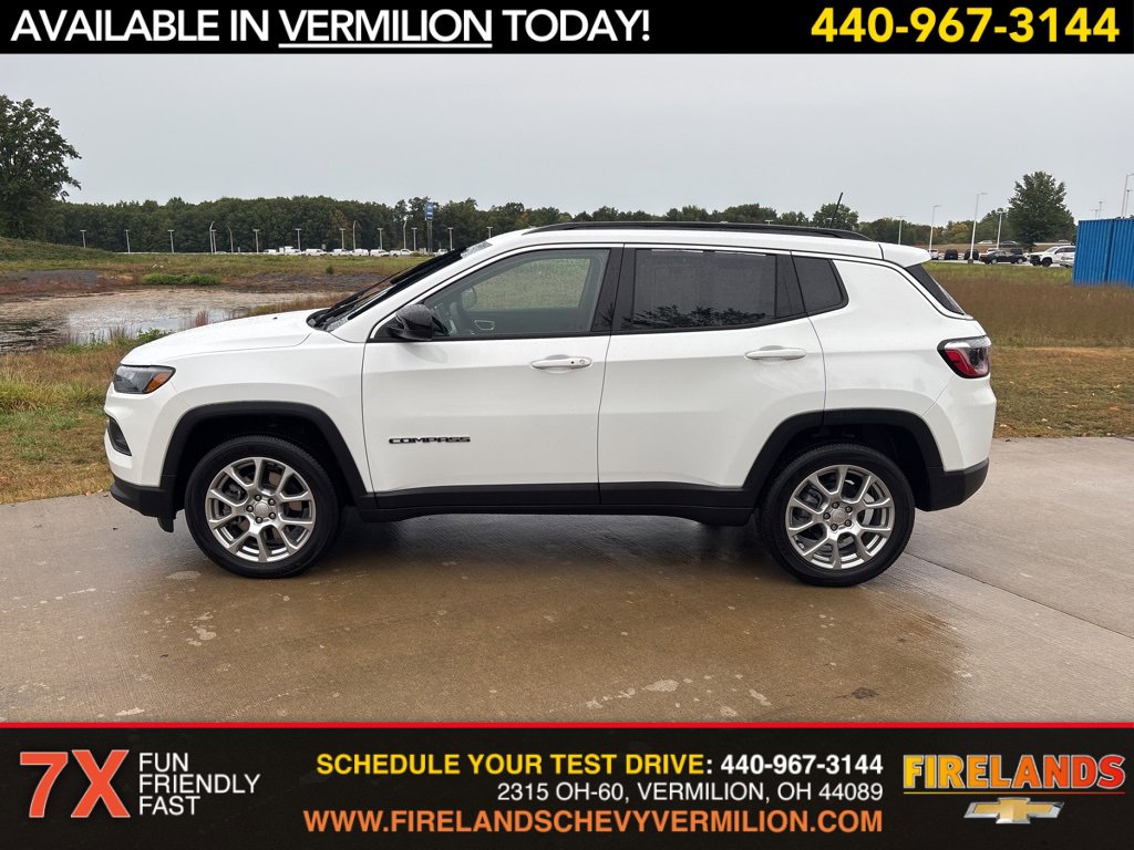 2023 Jeep Compass Latitude Lux photo 2