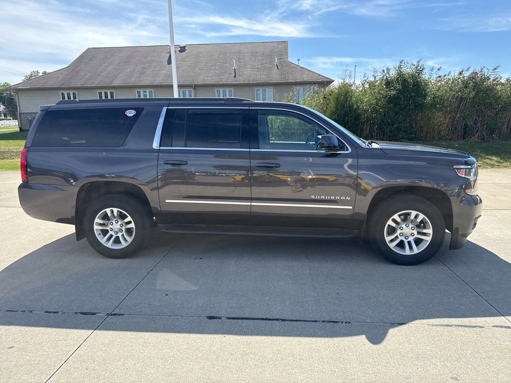 2017 Chevrolet Suburban LS photo 3