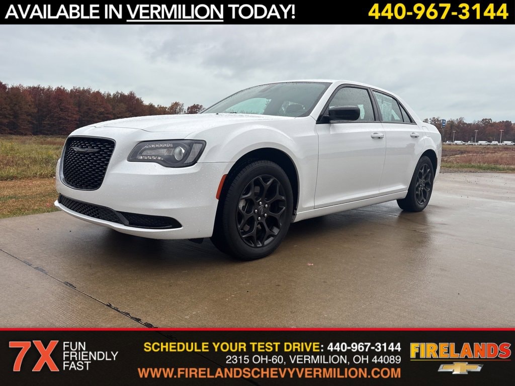 2022 Chrysler 300 Touring's photo