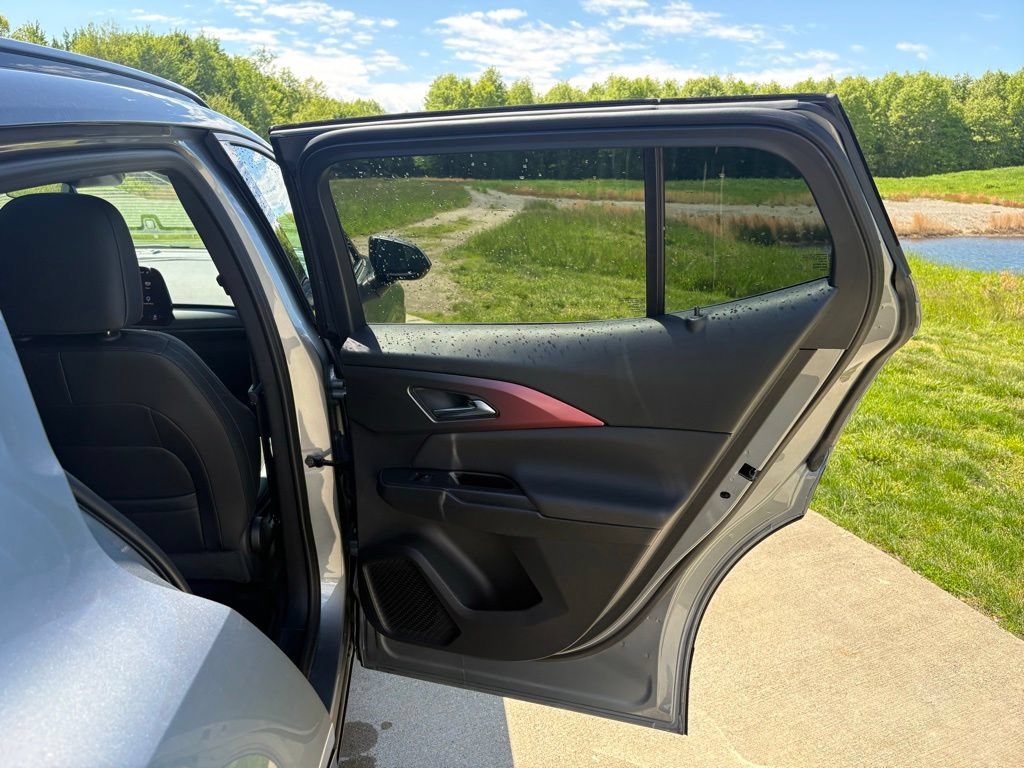 2025 Chevrolet Equinox EV RS - Photo 40
