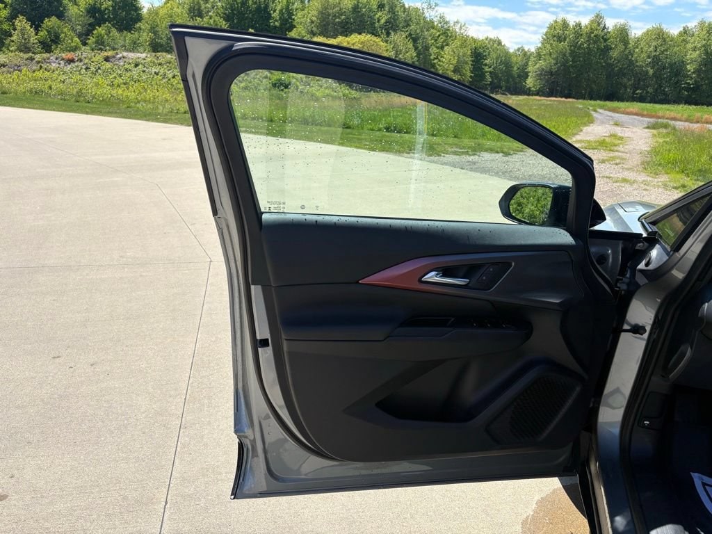 2025 Chevrolet Equinox EV RS - Photo 13