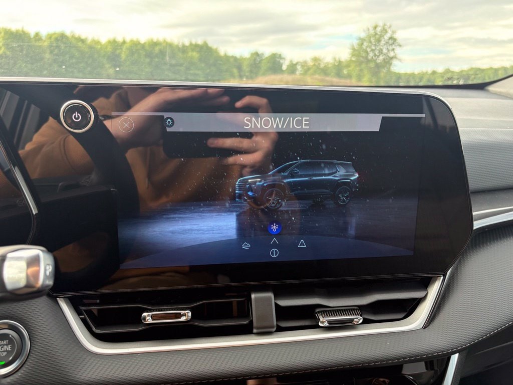 2027 Chevrolet Equinox LT - Photo 25