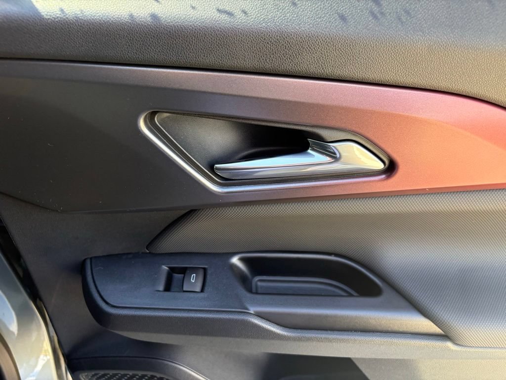 2025 Chevrolet Equinox EV RS - Photo 41