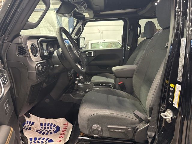 2025 Jeep Wrangler 4-Door Sahara - Photo 16
