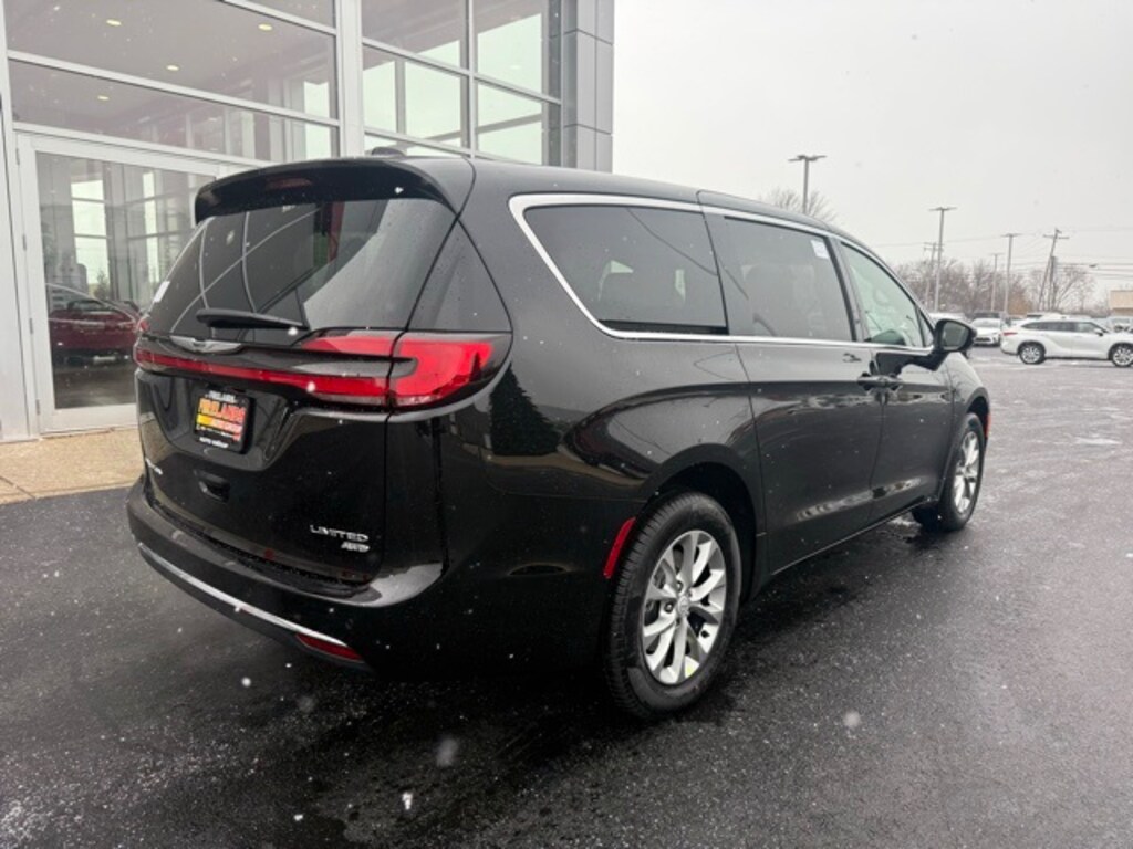 New 2026 Chrysler Pacifica Limited Passenger Van