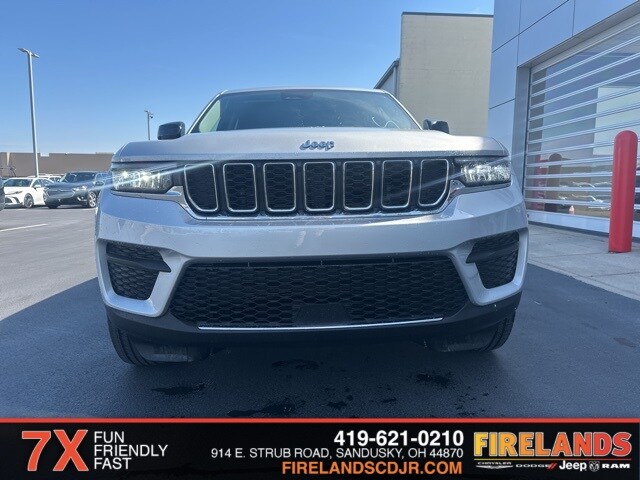2022 Jeep Grand Cherokee Laredo photo 2