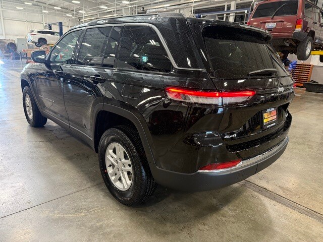 2025 Jeep Grand Cherokee Laredo photo 3