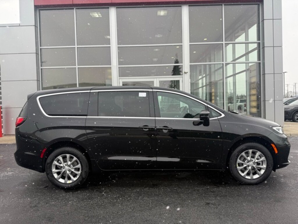 New 2026 Chrysler Pacifica Limited Passenger Van