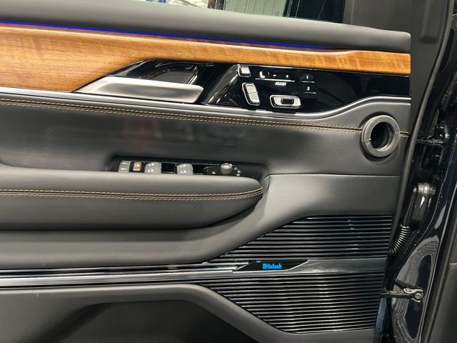 2025 Jeep Grand Wagoneer Series III - Photo 19