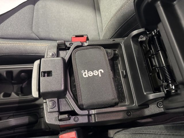 2025 Jeep Wrangler 4-Door Sahara - Photo 30