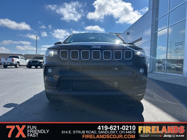 2024 Jeep Compass Latitude Lux photo 2