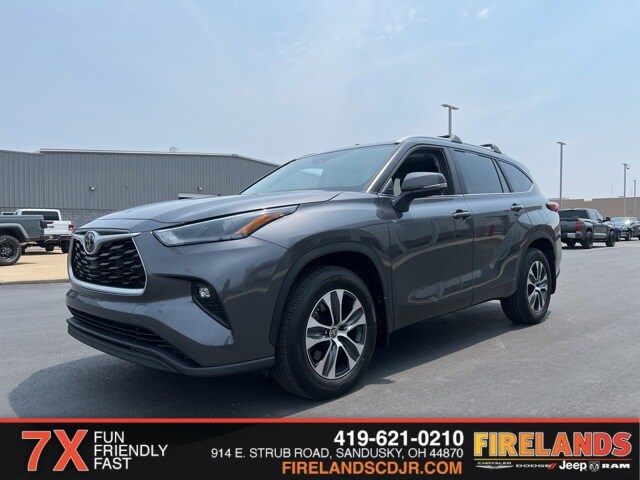 2023 Toyota Highlander L photo 3