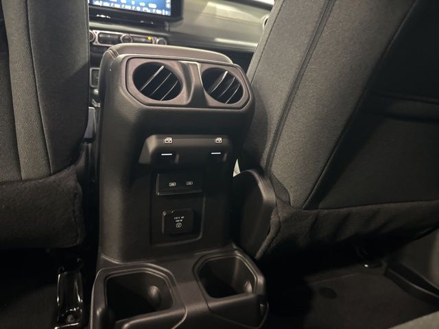 2025 Jeep Wrangler 4-Door Sahara - Photo 13