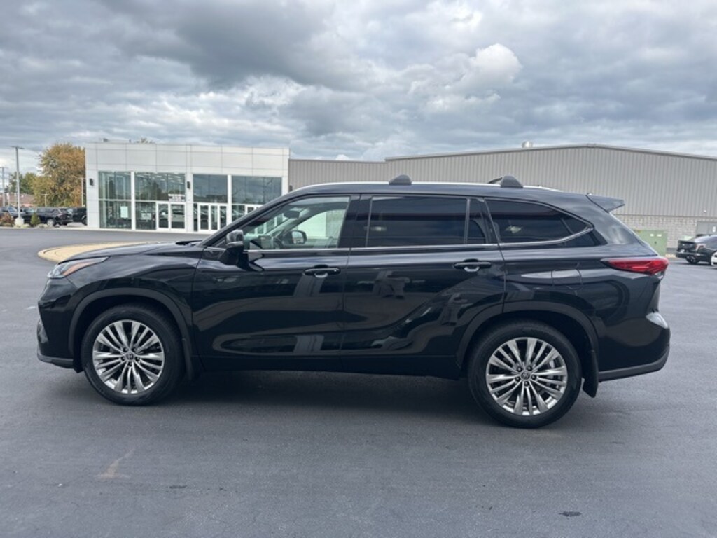 Used 2023 Toyota Highlander L SUV