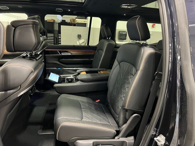 2025 Jeep Grand Wagoneer Series III - Photo 17