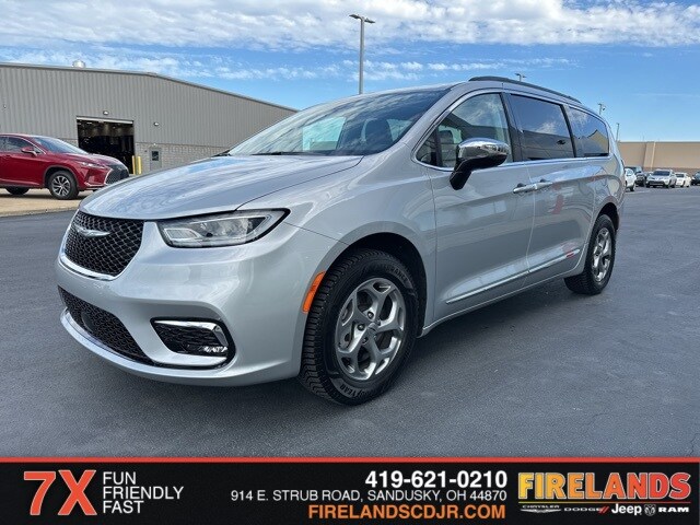 2023 Chrysler Pacifica Limited photo 3