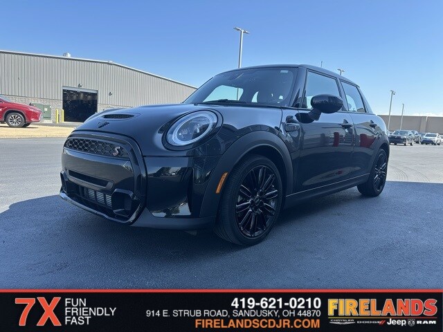 2023 Mini Cooper 4 Door Hardtop S photo 2