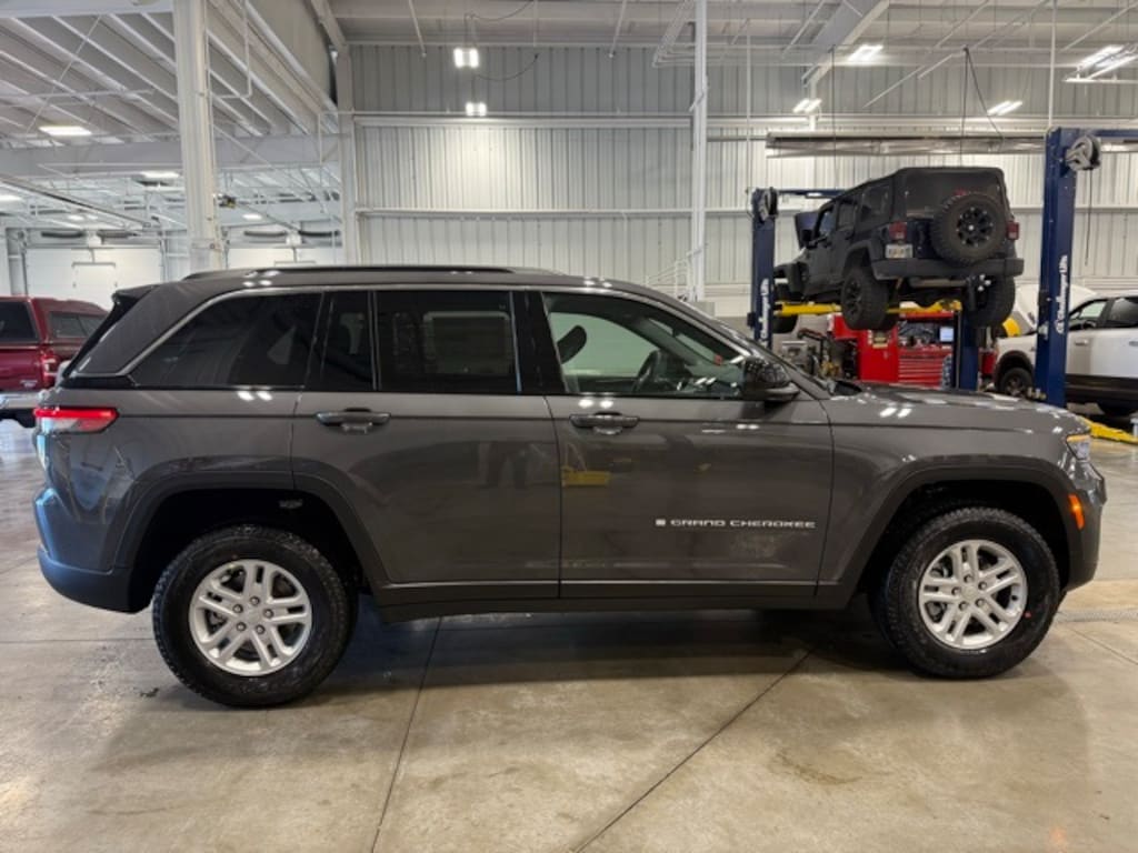 New 2025 Jeep Grand Cherokee Laredo Sport Utility