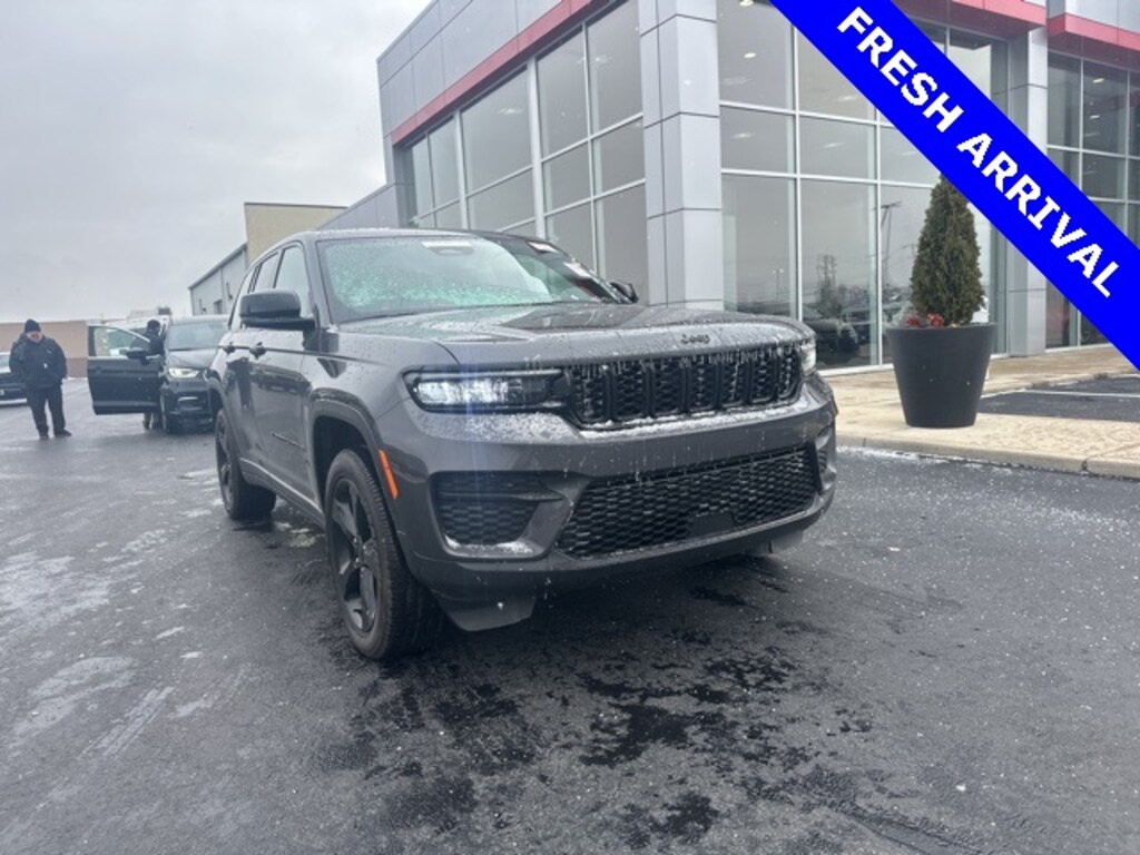 Used 2024 Jeep Grand Cherokee Laredo SUV